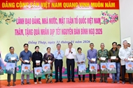 N.A. Chairman presents gifts to policy beneficiaries in Dong Thap province
